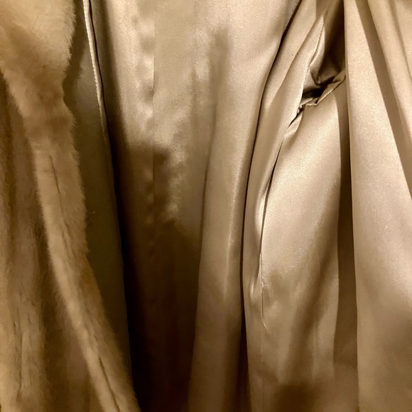 Classic Women's Beige Faux Fur Coat - Picture 5 of 7